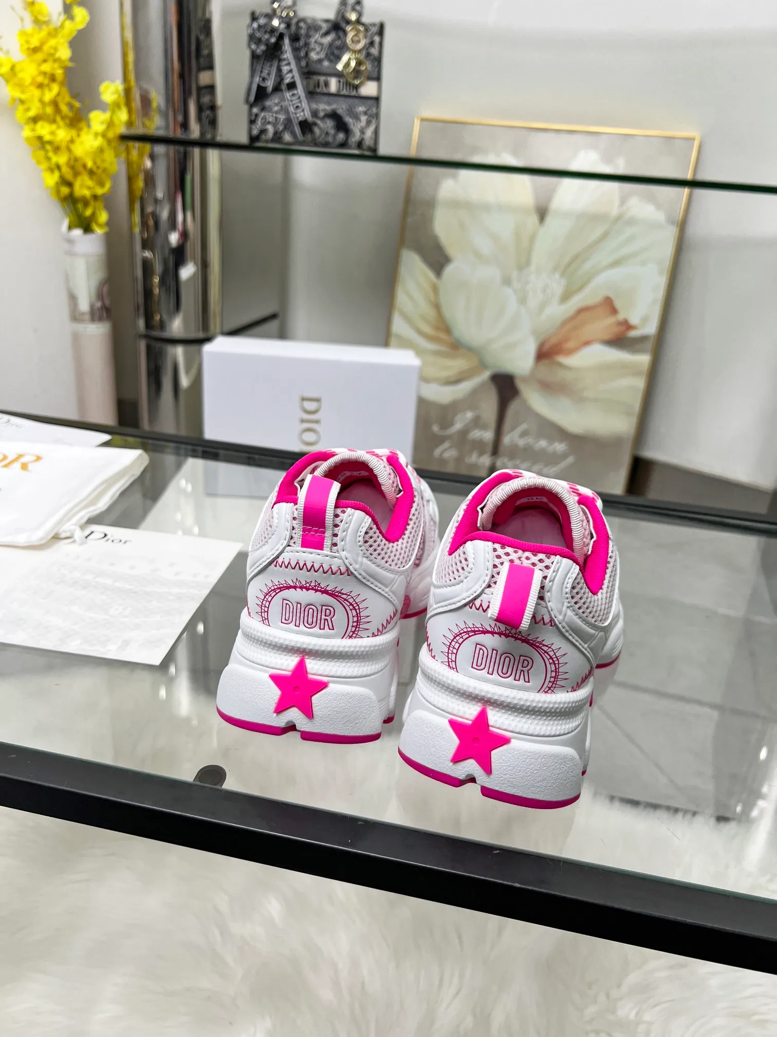 P560🐮🐮The official website of Dijia's new colors has been updated simultaneously [Celebration] This Dior Vibe sneaker incorporates Dior's high-end spirit and reinterprets classic running shoes. White mesh fabric features an Oblique print and is paired with laminated leather-effect panels in gold and silver tones for a contrasting look. It is further embellished with classic details such as 3D effect details, the lucky star symbol on the rear, and the logo on the tongue and rear pull tab. The lightweight sole is embellished with gray stars, complementing a variety of casual or elegant pieces for a modern look. Size: Women’s size 35-41 (35/42 can be customized) Men’s size 40-46 (39/46 can be customized)